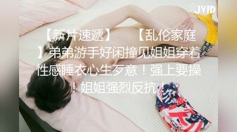   身材标致美女被排骨哥扒掉内裤玩逼舔奶,女上位骑乘后人