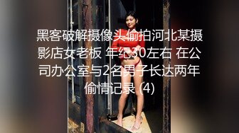 妹妹型甜美大奶兼职美女，看美女奶子挺大，迫不及待撩起内衣揉捏