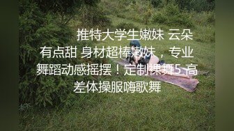  国产小美女全裸洗澡，回到卧室和男友啪啪做爱给男友打飞机女上位打桩