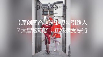 ❤️❤️双马尾眼镜妹妹，被两朋友玩穴操逼，舔屌吸蛋，黑丝美腿，跳蛋震穴，扶着细腰后入，爆草小骚逼