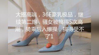 合租房门缝偷窥对门的美女换衣服奶子又白又大身材还真不错