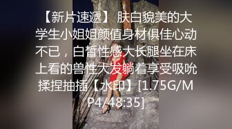 YC商场抄底齐逼蓝裙细长腿绝色美妞 微透蕾丝内被骚穴浸湿了