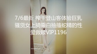 主题酒店豪华大床偷拍两个样子很前卫女同性恋在床上上吃东西互搞亲热