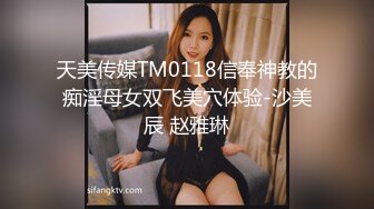 偷拍美女裙底风光 成都车展银色连衣裙细高跟极品美女，白色窄内 UR级反差骚货黑丝筒袜配情趣开档内裤