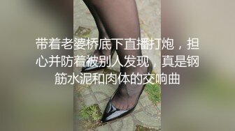 深夜偷偷到侄女房間，扒開睡衣看身體，粉乳嫩鮑發育真不錯，不敢撥弄，只能看