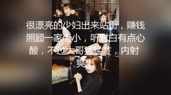 年轻小妹露脸让小哥用道具疯狂插逼玩弄，好疼不要啊停，骚逼被小哥抓着双手不停玩弄，手都酸了干的骚逼冒白浆