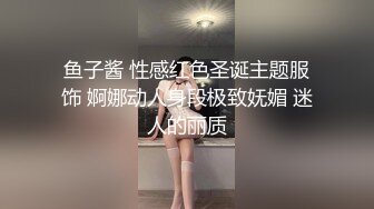    除夕三人行，颜值不错的露脸少妇伺候两个小哥哥激情啪啪，前插后入蹂躏小少妇双洞草不停