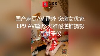 和女友在外面的车里直接做了起来