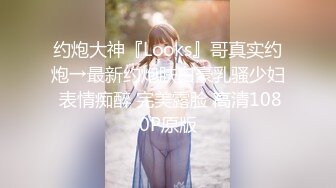 非常妖娆的少妇女上位骑乘姿势，开心的笑了