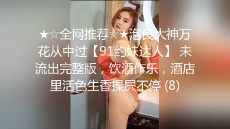 年轻情侣居家啪啪下海,小哥边看笔记本别人直播边干女友,妹子笑起来很甜