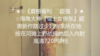 推特顶级绿帽癖大奶露出骚妻AAlifeAA1无底线淫乱② 约炮单男3P，户外儿子面前露出，老农面前直接给看三点 (2)