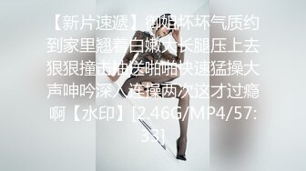 两小伙花钱找村里长的还不错的两个留守少妇 （主要是怕熟人看到）去山上打野炮