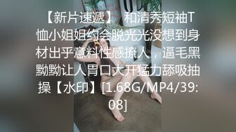 【快递小妹】菜鸟驿站露出，同事就在身后，小骚货也敢露胸去厕所抠逼，玩得就是心跳 (1)