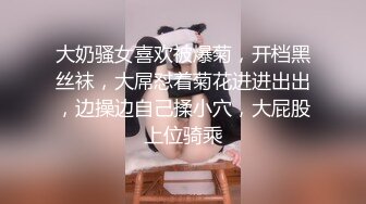 黑丝骚人妻酒店里的激情，帅小伙玩弄骚逼让她舔鸡巴，揉着奶子玩骚逼，激情抽插爆草，浪荡呻吟不止