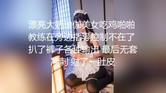 商场女厕全景偷拍珠宝店黑色美女店员的极品美鲍鱼