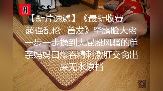 一抹深绿色啊啊老公 太羞辱了 老婆被单男按在床上崛起屁股 像母狗一样玩弄 绿帽拍摄，绝骚淫妻