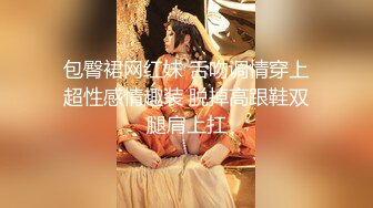 颜值杠杠的美女，天黑 尾随她到大楼厕所里，悄悄打开手机记录下她尿尿的美穴！ (2)