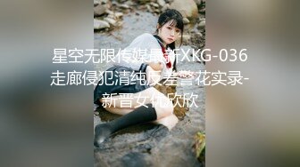 衣料比较少的白衣美女坐在沙发上就让人看的口干舌燥