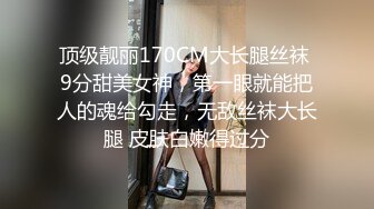 不想打扰正午睡的怀孕7、8个月媳妇,褕褕扒下她睡衣睡裤,拿著J8在外面摩擦,对著肚子里孩子说,妳妈正被用这个J8艹著