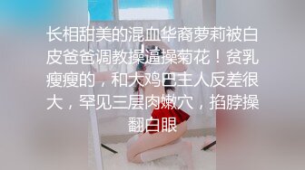 ❤️❤️淫荡小骚货，泳池操逼大战，水里抱起来操，趴在气垫上后入，骑乘位操美臀，很是享受