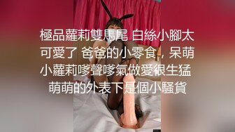 勾搭酒店里的服务员，躺床上扒光玩她骚逼激情口交活很不错，性起了非常主动上位抽插，后入干她骚屁股浪叫