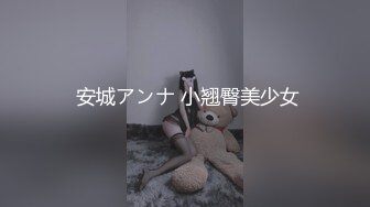 黑絲騷妹子躺牀上玩手機被小哥雞巴塞進嘴裡抽插，溫柔舔弄深喉，跳蛋玩騷穴淫水好多，無套抽插爆草呻吟可射