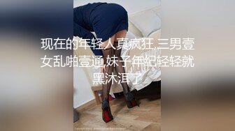 厕拍牛仔上衣黑长裙清纯美妹尿尿 好像垫一个卫生巾