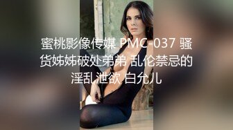 淫荡熟女姐妹花，幸福老哥一挑二，表情淫荡舔屌，骑乘后入操骚逼，穿上黑丝肉丝，打桩机爆操肥臀