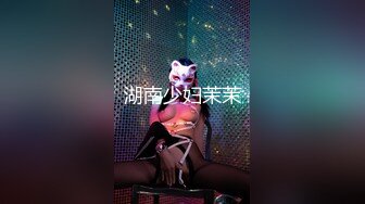 【新片速遞】 轻熟女骚母狗镜头前的各种展示，全程露脸丝袜制服高跟诱惑，掰开骚穴看特写揉奶玩逼，听狼友指挥道具抽插[3.23G/MP4/03:00:42]