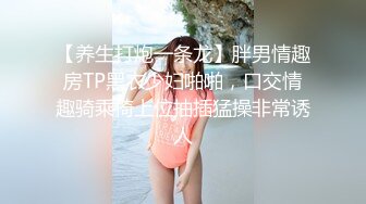 《母子乱伦》把妈妈前面身体按进车里屁股撅在外面就在大马路边上直接插进去好爽啊