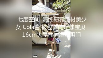 微胖丰润有点婴儿肥的极品00后萌妹子,小茓粉嫩洞口狭小无比,努力掰开才看的洞