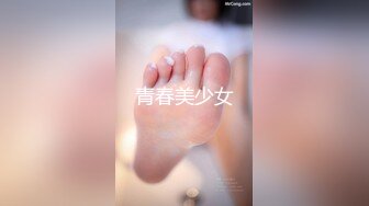   夫妻日常做爱 美娇妻边玩手机边吃屌内裤不脱扒个缝就插