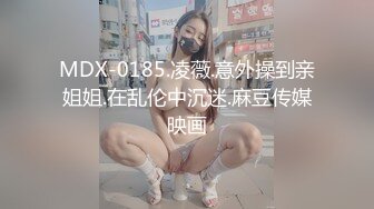 合租房门缝偷窥对门的少妇洗澡换衣服