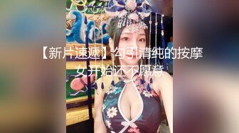 清秀伪娘CD鹿久久 和女朋友做爱，丝袜插进大骚逼里 让女友足交硬了，扯出丝袜换妖鸡巴插，女友很享受妖棒的抽插！