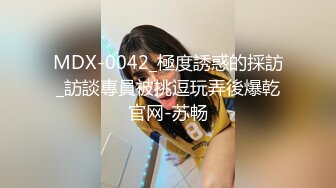 找个按摩女上门服务，扒下大哥裤子撸大鸡巴深喉口交