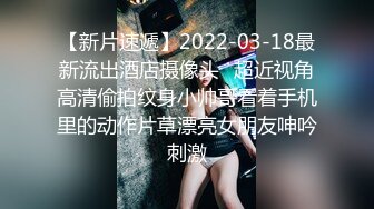 白毛女友穿白丝，爱在镜头前比耶