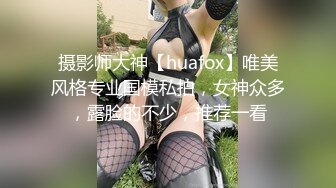 骨感女孩挑战双猛男一起玩3P双手拿鸡巴换着深喉吃抱起屁股后面操穴前面操菊真是太狠了