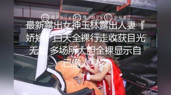  丝袜女仆情趣装颜值不错很嫩小少妇激情3P，伺候两个小哥哥主动上位抽插嘴里还叼着大鸡巴