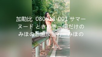 蜜桃臀小骚货躺在床上被大哥草嘴玩奶子掐奶头，主动上位被大哥无套爆草抽插各种姿势蹂躏，直接干内射真骚